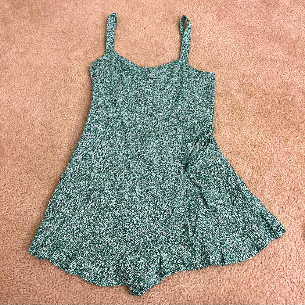 🌴Hollister Green with White Flowers Wrap Ruffle Romper Size Large